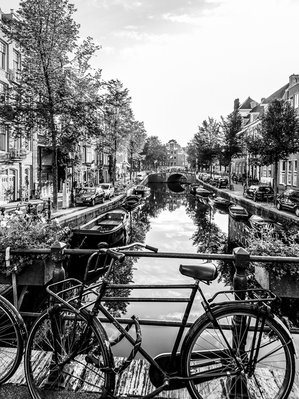 Fahrrad und Gracht - Amsterdam Poster von Dieterich Fotografie | Printler