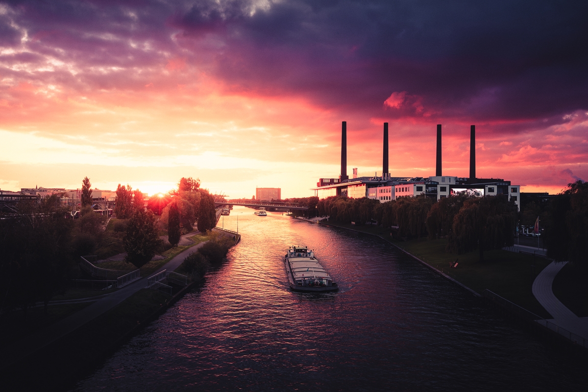 Sonnenuntergang in Wolfsburg Poster von Sebastian Bisch Fotografie |  Printler