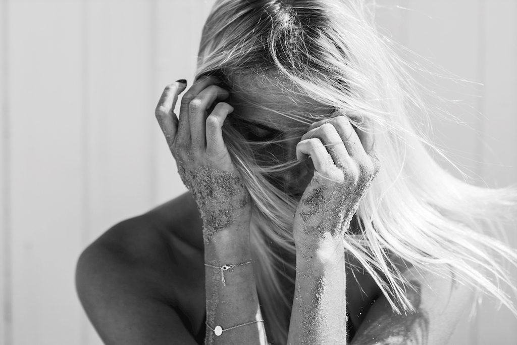 Dünnes blondes mädchen nackt